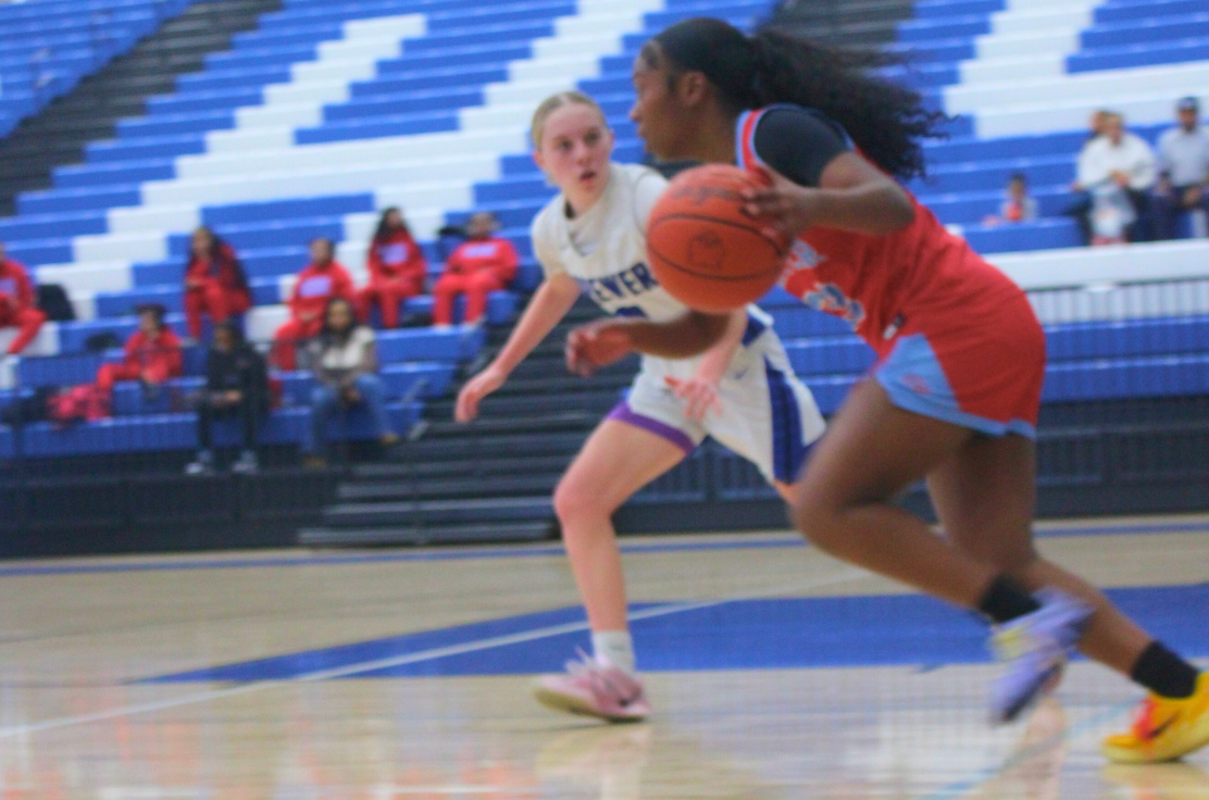 Chyler Reynolds tracks the ball across the court against Dallas Carter. 